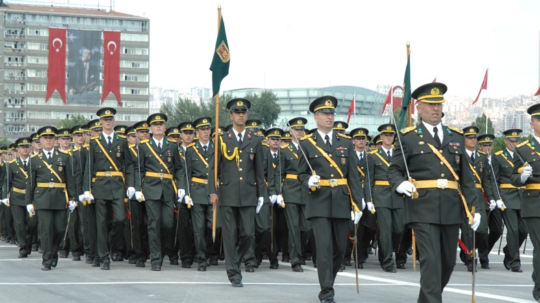 KAZAN KALDIRMADAN DARBELERE: TÜRKİYE'DE ORDU VE POLİTİKA